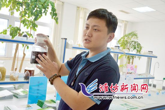 王曉凱正在介紹&ldquo;旱地寶&rdquo;的優(yōu)勢。